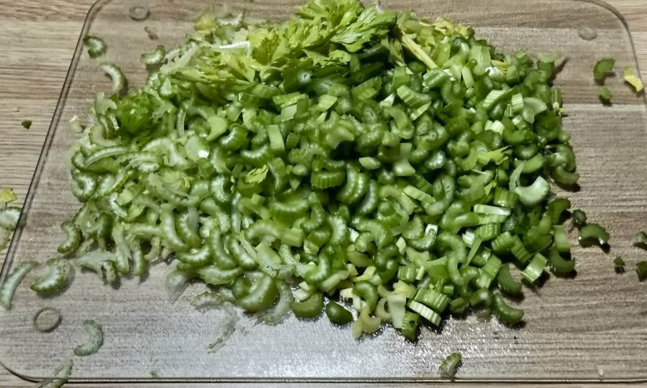 Chopped celery ready for the dehydratoricture